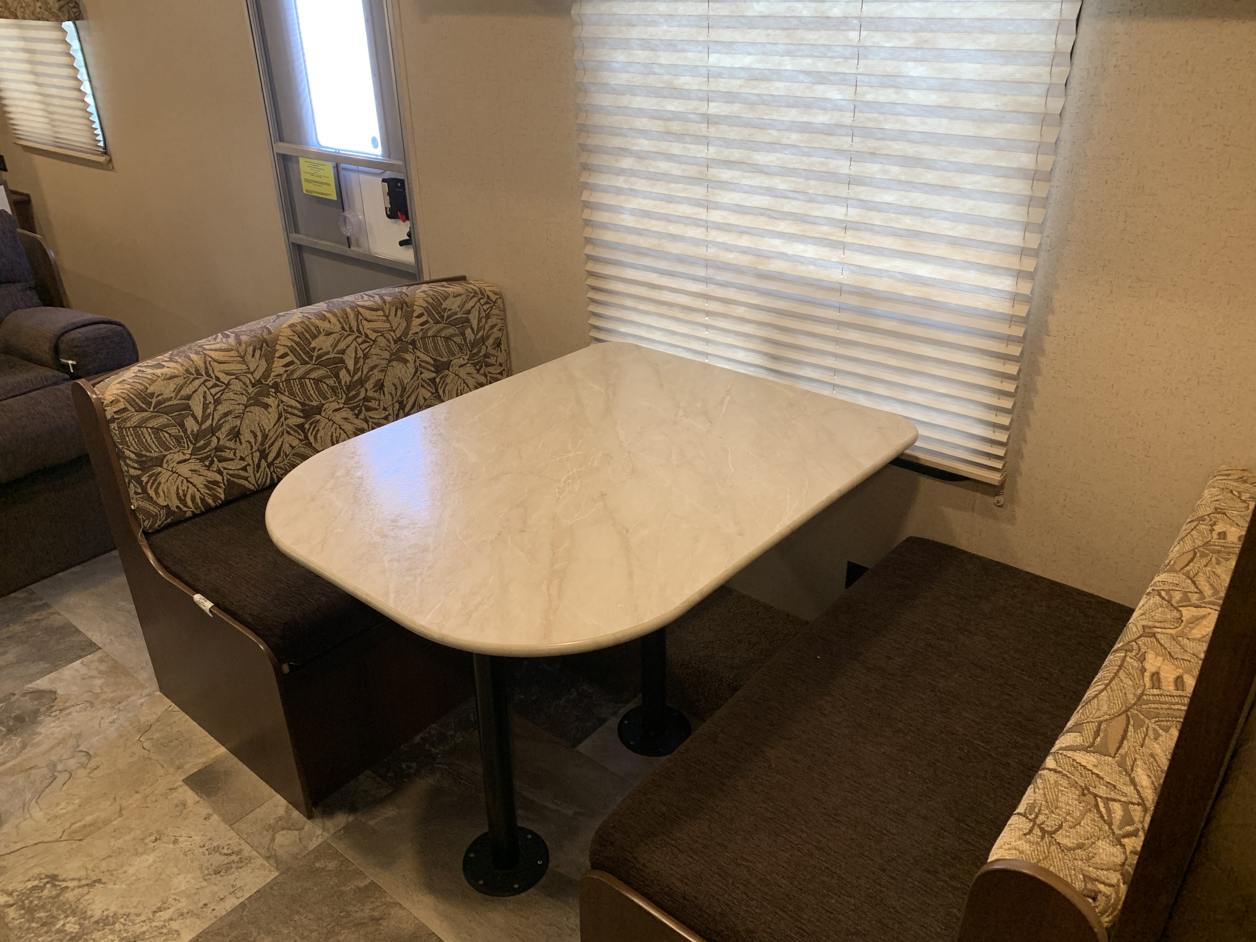 RV Rental (Full Bath with Tub & Shower) RV Rental Pictures Winthrop